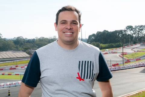 Ensaio fotográfico com o jornalista Tiago Mendonça no Kartódromo da Granja Viana, em Cotia, usando roupas da Ferrari, Red Bull Racing, Usain Bolt, todas da marca Puma.'