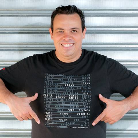 Ensaio fotográfico com o jornalista Tiago Mendonça no Kartódromo da Granja Viana, em Cotia, usando roupas da Ferrari, Red Bull Racing, Usain Bolt, todas da marca Puma.'