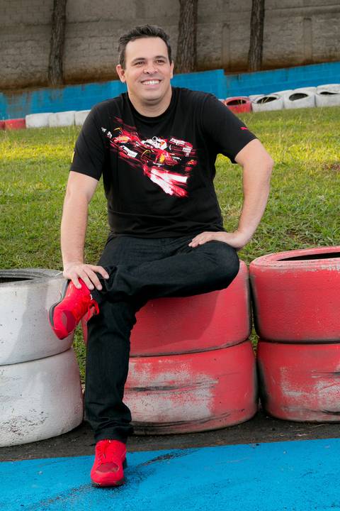 Ensaio fotográfico com o jornalista Tiago Mendonça no Kartódromo da Granja Viana, em Cotia, usando roupas da Ferrari, Red Bull Racing, Usain Bolt, todas da marca Puma.'