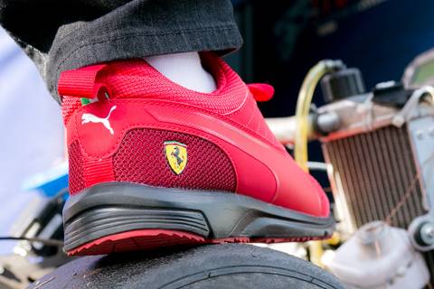 Ensaio fotográfico com o jornalista Tiago Mendonça no Kartódromo da Granja Viana, em Cotia, usando roupas da Ferrari, Red Bull Racing, Usain Bolt, todas da marca Puma.'