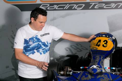 Ensaio fotográfico com o jornalista Tiago Mendonça no Kartódromo da Granja Viana, em Cotia, usando roupas da Ferrari, Red Bull Racing, Usain Bolt, todas da marca Puma.'