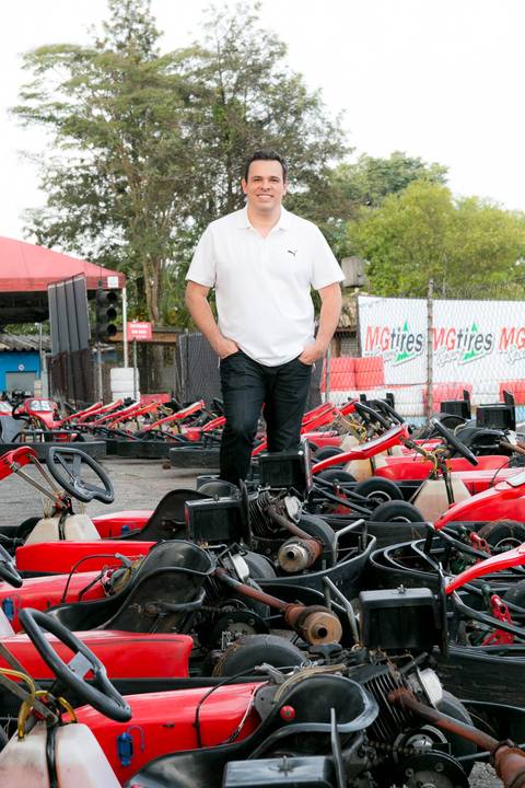Ensaio fotográfico com o jornalista Tiago Mendonça no Kartódromo da Granja Viana, em Cotia, usando roupas da Ferrari, Red Bull Racing, Usain Bolt, todas da marca Puma.'