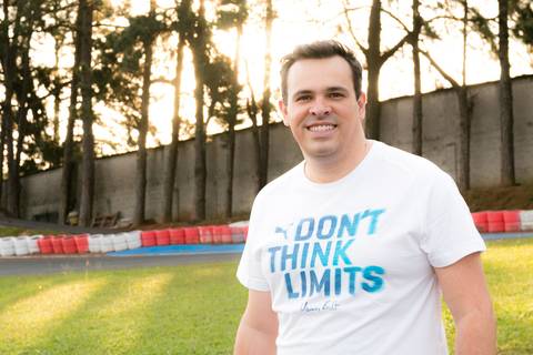 Ensaio fotográfico com o jornalista Tiago Mendonça no Kartódromo da Granja Viana, em Cotia, usando roupas da Ferrari, Red Bull Racing, Usain Bolt, todas da marca Puma.'