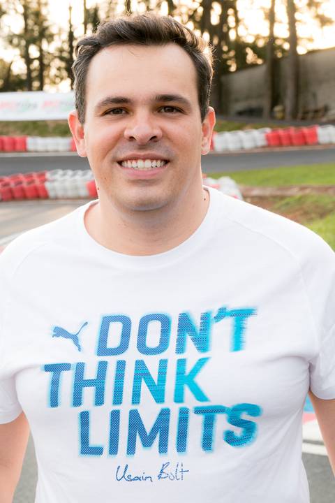 Ensaio fotográfico com o jornalista Tiago Mendonça no Kartódromo da Granja Viana, em Cotia, usando roupas da Ferrari, Red Bull Racing, Usain Bolt, todas da marca Puma.'