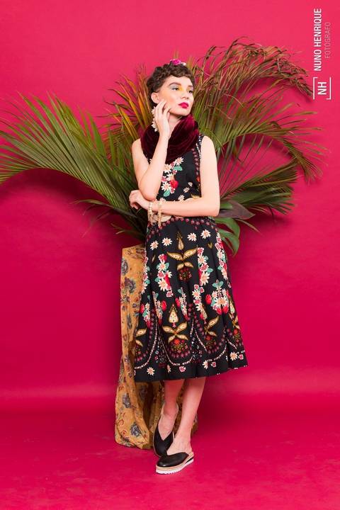 A modelo Daiane Rocha em editorial de moda em estúdio inspirado na artista Frida Kahlo.'