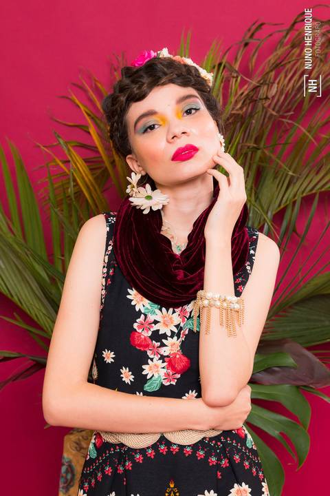 A modelo Daiane Rocha em editorial de moda em estúdio inspirado na artista Frida Kahlo.'