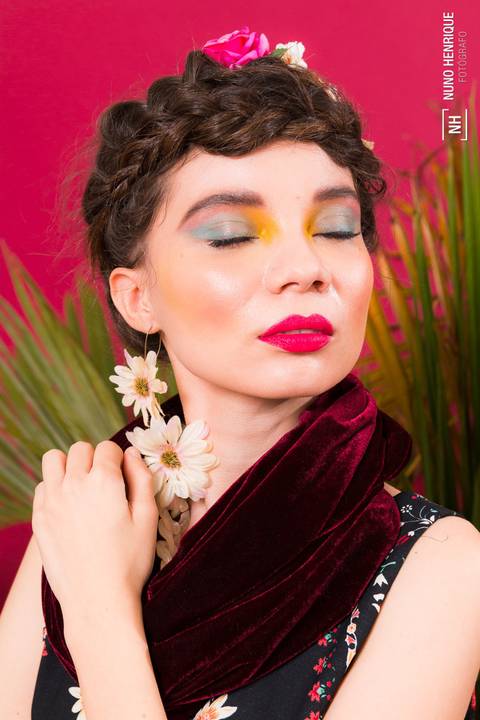 A modelo Daiane Rocha em editorial de moda em estúdio inspirado na artista Frida Kahlo.'