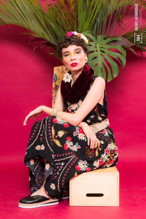 A modelo Daiane Rocha em editorial de moda em estúdio inspirado na artista Frida Kahlo.'