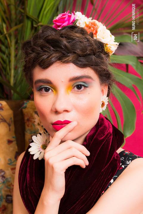 A modelo Daiane Rocha em editorial de moda em estúdio inspirado na artista Frida Kahlo.'