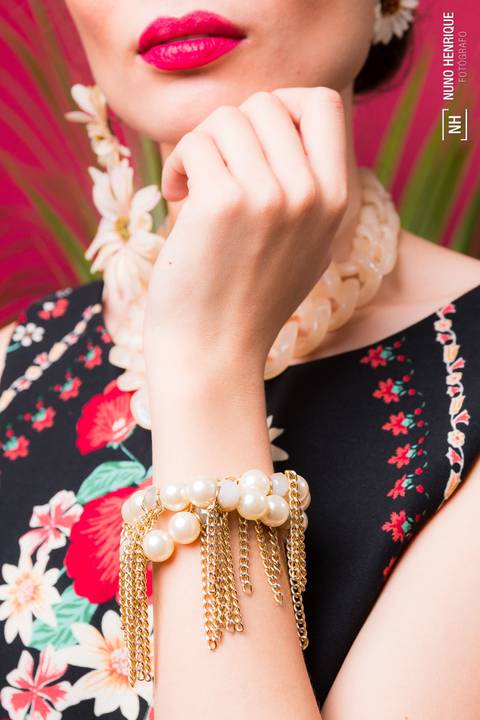 A modelo Daiane Rocha em editorial de moda em estúdio inspirado na artista Frida Kahlo.'