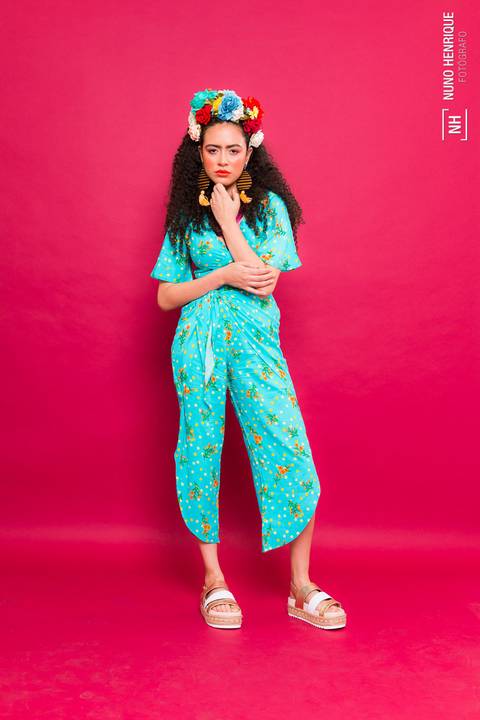 A modelo Nayara Andrade em editorial de moda em estúdio baseado na artista Frida Kahlo.'