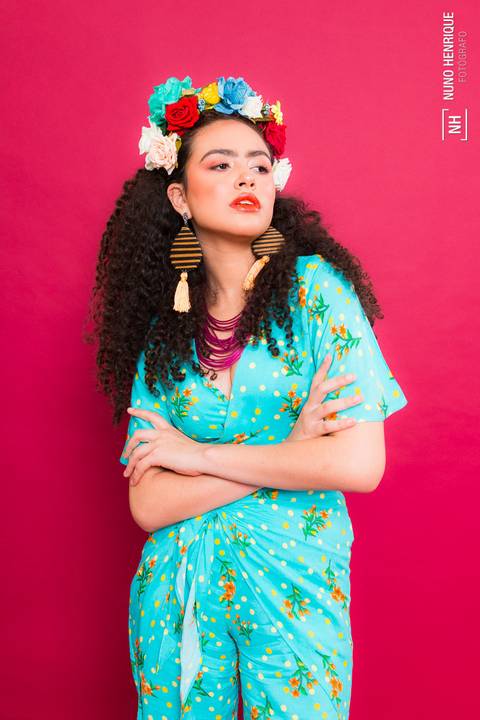 A modelo Nayara Andrade em editorial de moda em estúdio baseado na artista Frida Kahlo.'