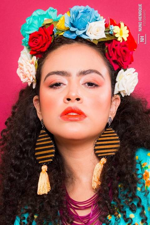 A modelo Nayara Andrade em editorial de moda em estúdio baseado na artista Frida Kahlo.'