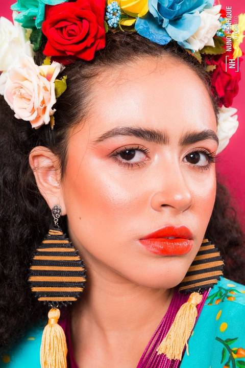 A modelo Nayara Andrade em editorial de moda em estúdio baseado na artista Frida Kahlo.'