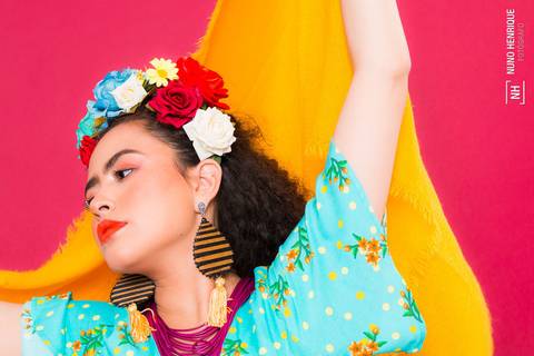 A modelo Nayara Andrade em editorial de moda em estúdio baseado na artista Frida Kahlo.'