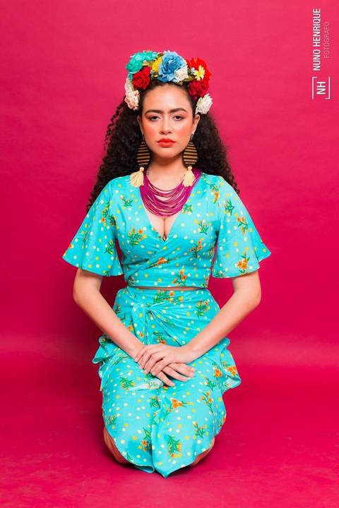 A modelo Nayara Andrade em editorial de moda em estúdio baseado na artista Frida Kahlo.'