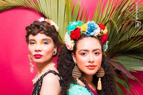 As modelos Daiane Rocha e Nayara Andrade em editorial de moda em estúdio inspirado na artista Frida Kahlo.'