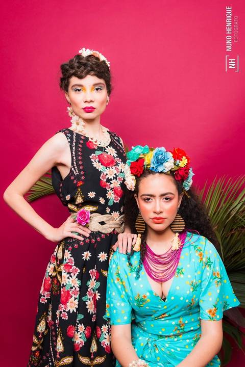 As modelos Daiane Rocha e Nayara Andrade em editorial de moda em estúdio inspirado na artista Frida Kahlo.'