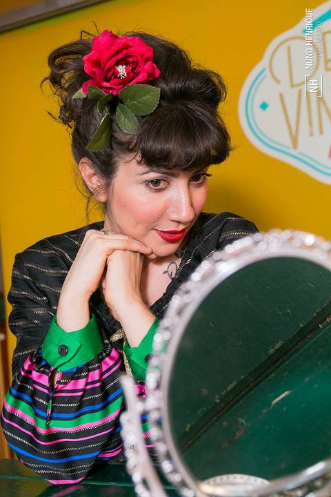 A maquiadora Priscila Soares para o editorial de moda do Devant Vintage Brechó, em São Paulo.'