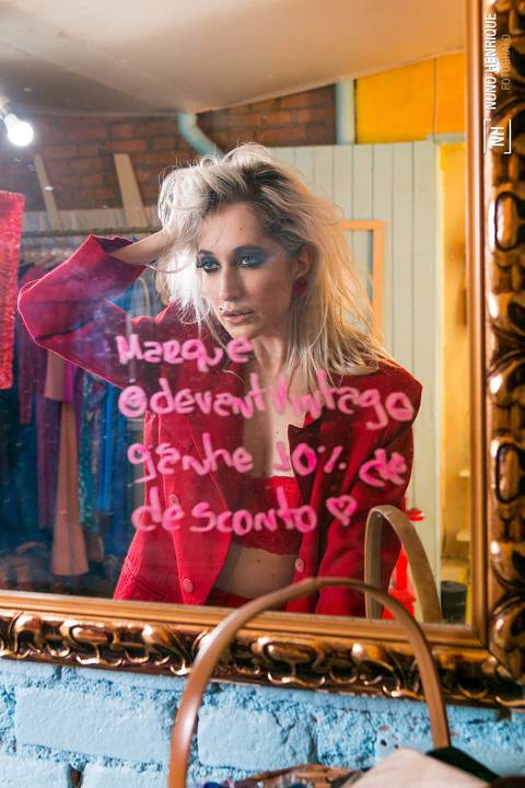 Nina Grando para o editorial de moda do Devant Vintage Brechó, em São Paulo.'
