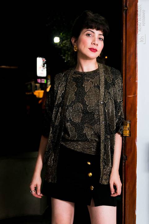 A maquiadora Priscila Soares para o editorial de moda do Devant Vintage Brechó, em São Paulo.'