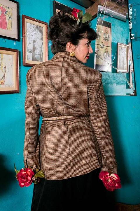 A maquiadora Priscila Soares para o editorial de moda do Devant Vintage Brechó, em São Paulo.'