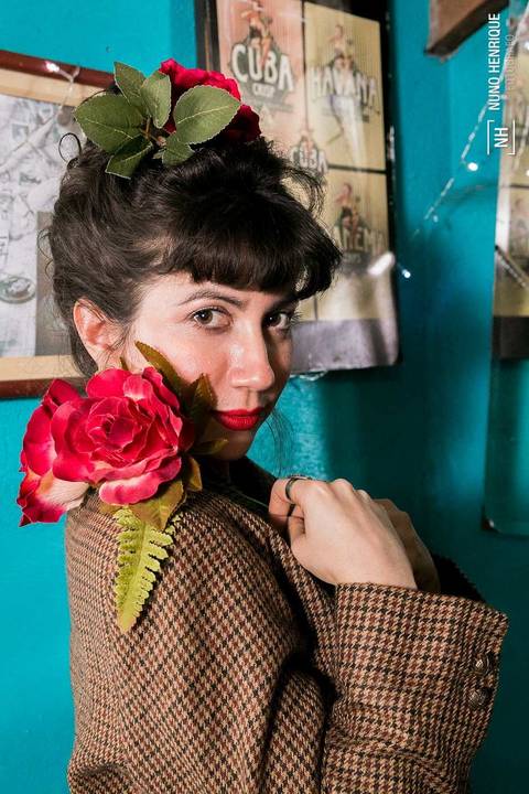 A maquiadora Priscila Soares para o editorial de moda do Devant Vintage Brechó, em São Paulo.'