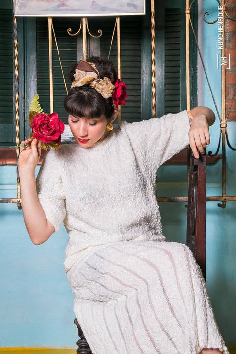 A maquiadora Priscila Soares para o editorial de moda do Devant Vintage Brechó, em São Paulo.'