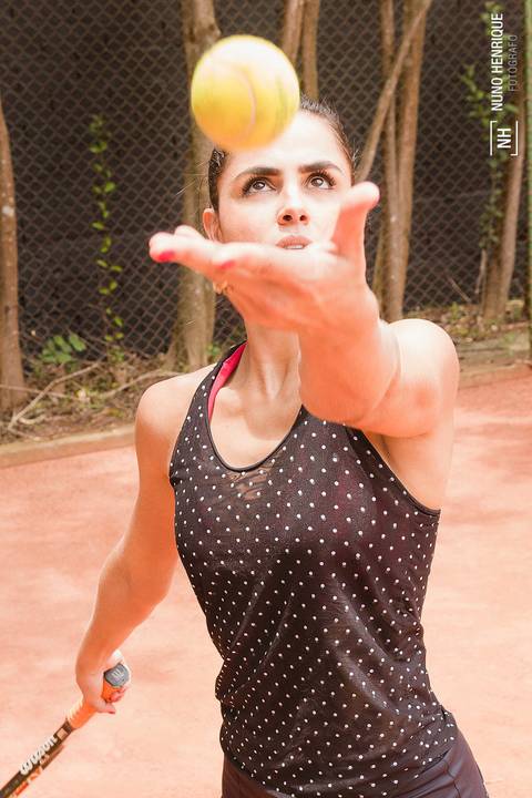 A jogadora de tênis Juliana  durante o ensaio fotográfico realizado no Clube Esportivo da Penha, em São Paulo.'
