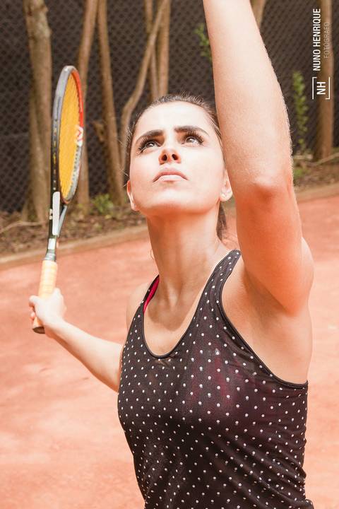 A jogadora de tênis Juliana  durante o ensaio fotográfico realizado no Clube Esportivo da Penha, em São Paulo.'