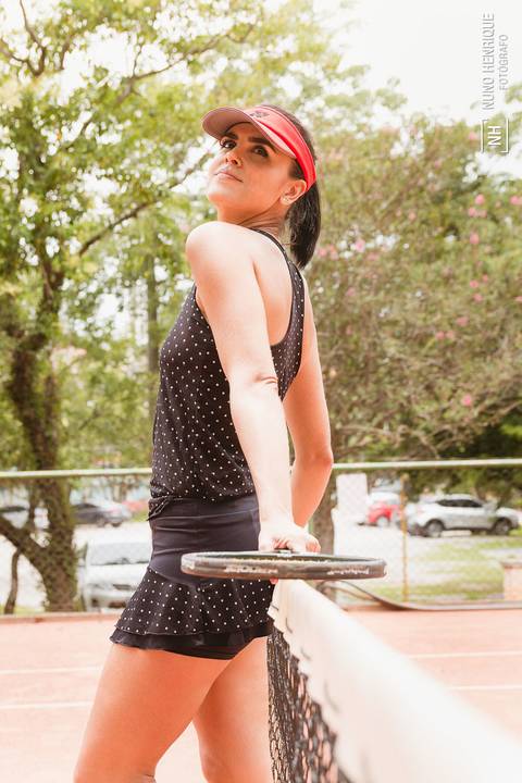 A jogadora de tênis Juliana  durante o ensaio fotográfico realizado no Clube Esportivo da Penha, em São Paulo.'