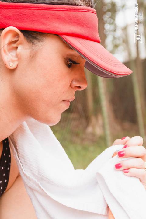 A jogadora de tênis Juliana durante o ensaio fotográfico realizado no Clube Esportivo da Penha, em São Paulo.'