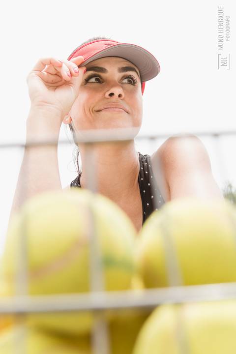 A jogadora de tênis Juliana  durante o ensaio fotográfico realizado no Clube Esportivo da Penha, em São Paulo.'