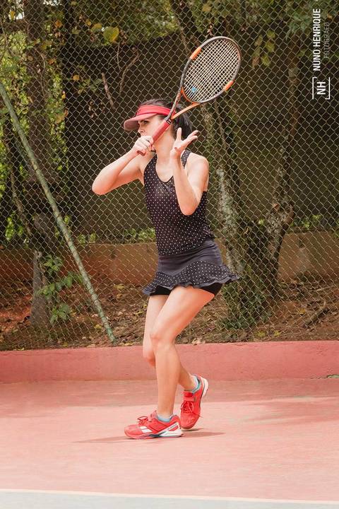 A jogadora de tênis Juliana durante o ensaio fotográfico realizado no Clube Esportivo da Penha, em São Paulo.'