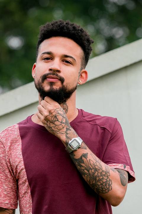 Ensaio fotográfico com o tatuador Lucas Felipe no Parque Ibirapuera, em São Paulo.'