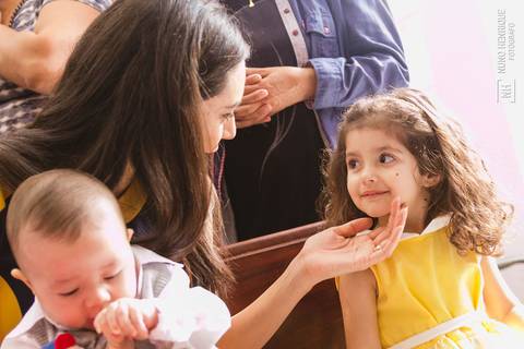 Fotos do batizado da pequena Amanda na Igreja Nossa Senhora do Bom Conselho, em São Paulo.'