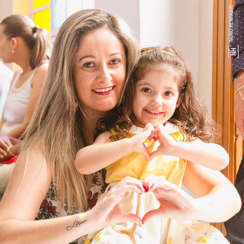 Fotos do batizado da pequena Amanda na Igreja Nossa Senhora do Bom Conselho, em São Paulo.'