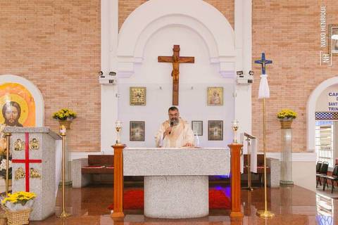 Fotos do batizado da pequena Amanda na Igreja Nossa Senhora do Bom Conselho, em São Paulo.'