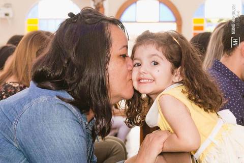 Fotos do batizado da pequena Amanda na Igreja Nossa Senhora do Bom Conselho, em São Paulo.'
