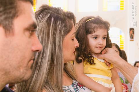 Fotos do batizado da pequena Amanda na Igreja Nossa Senhora do Bom Conselho, em São Paulo.'