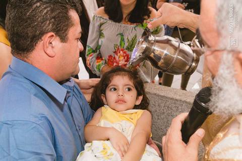 Fotos do batizado da pequena Amanda na Igreja Nossa Senhora do Bom Conselho, em São Paulo.'