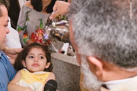 Fotos do batizado da pequena Amanda na Igreja Nossa Senhora do Bom Conselho, em São Paulo.'