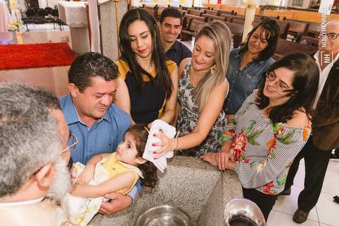 Fotos do batizado da pequena Amanda na Igreja Nossa Senhora do Bom Conselho, em São Paulo.'