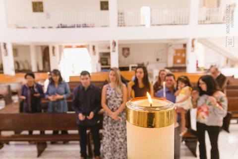 Fotos do batizado da pequena Amanda na Igreja Nossa Senhora do Bom Conselho, em São Paulo.'