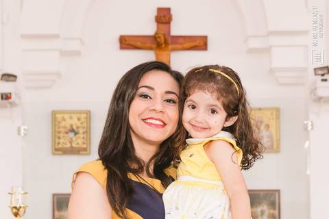 Fotos do batizado da pequena Amanda na Igreja Nossa Senhora do Bom Conselho, em São Paulo.'