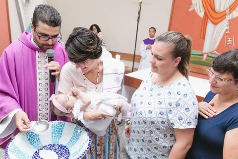 Batizado da Izadora na Paróquia São José no bairro de Americanópolis, zona sul de São Paulo.'
