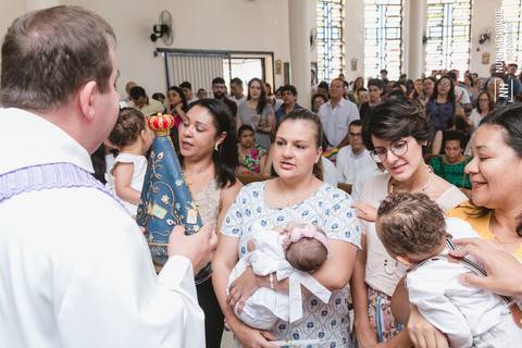 Batizado da Izadora na Paróquia São José no bairro de Americanópolis, zona sul de São Paulo.'