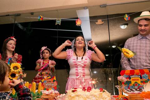 Festa de aniversário da Roberta Zeque, comemorando seus 40 anos em ritmo de festa junina.'