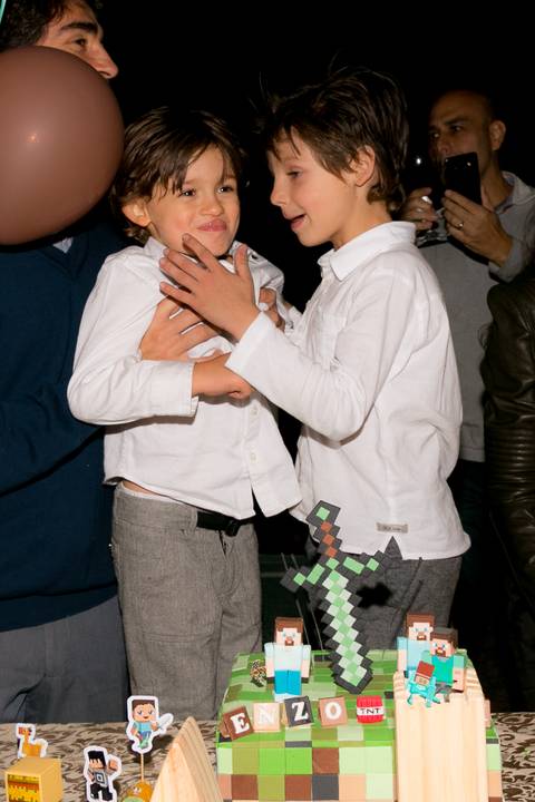 Festa infantil dos irmãos Enzo e Max, comemorando 7 e 4 anos na cidade de São Paulo.'