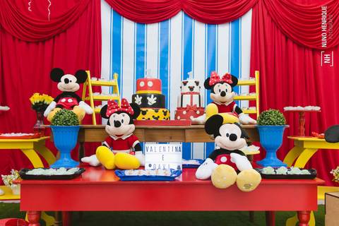 Aniversário da Valentina e do Davi com o tema do Mickey e da Minnie, no Alvi Verde Futebol Clube em São Paulo'